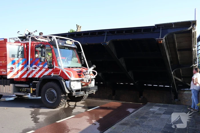 Brandweer moet brug koelen wegens storing door hitte