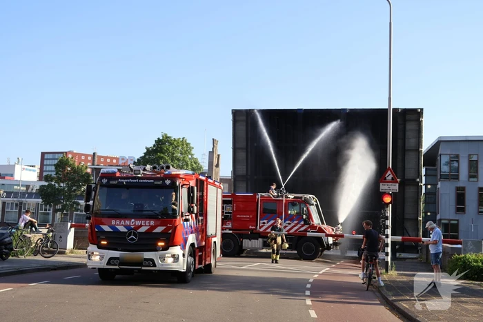 Brandweer moet brug koelen wegens storing door hitte