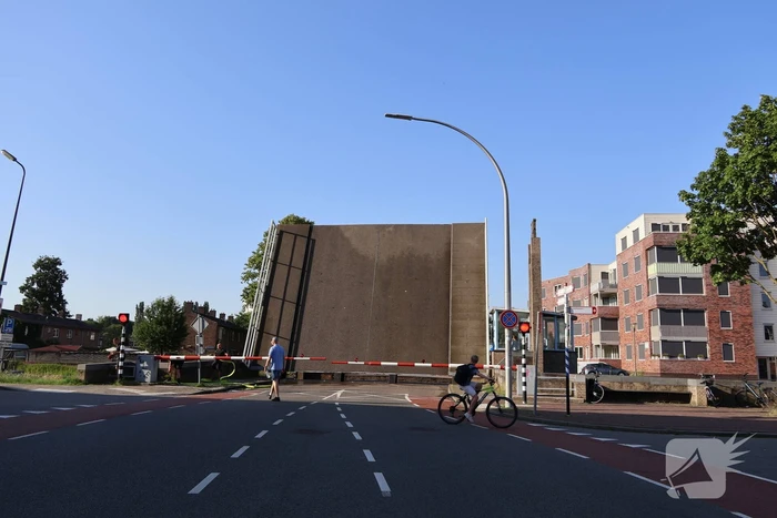 Brandweer moet brug koelen wegens storing door hitte