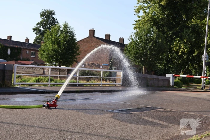 Brandweer moet brug koelen wegens storing door hitte