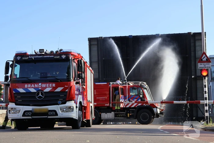 Brandweer moet brug koelen wegens storing door hitte