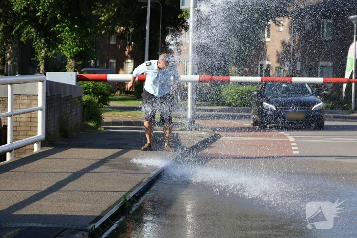 Brandweer moet brug koelen wegens storing door hitte