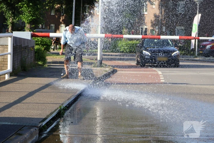 Brandweer moet brug koelen wegens storing door hitte