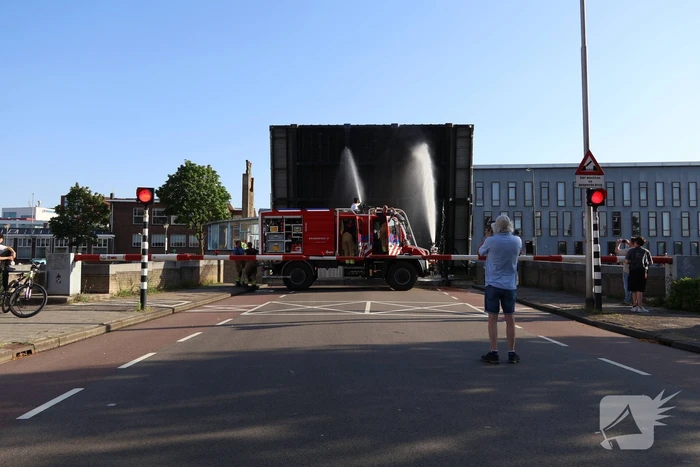 Brandweer moet brug koelen wegens storing door hitte