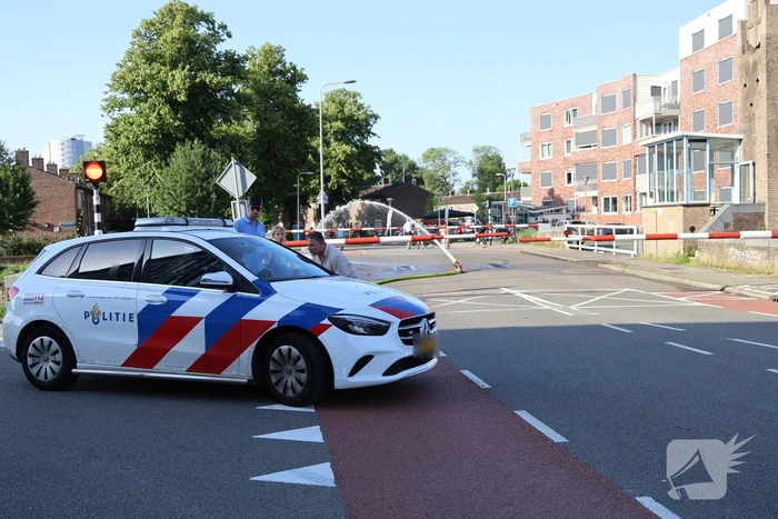 Brandweer moet brug koelen wegens storing door hitte