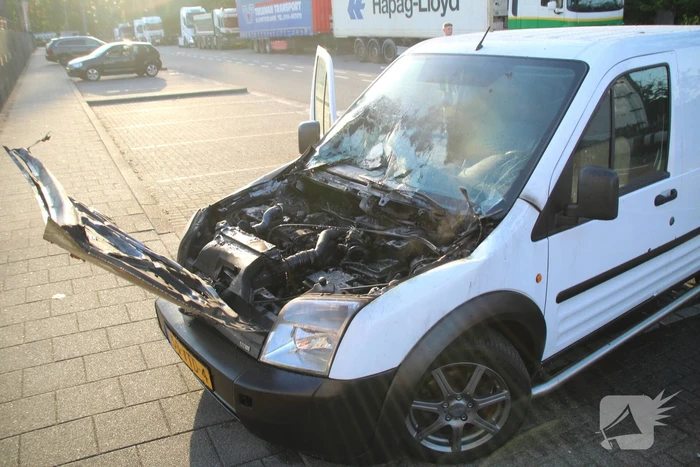 Brand verwoest motorblok van busje