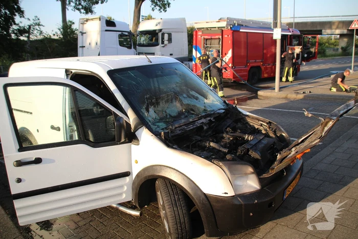 Brand verwoest motorblok van busje