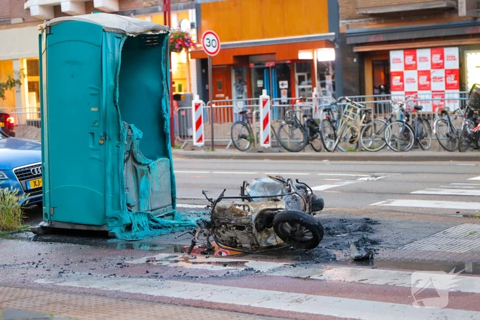 Scooter in brand met gedeeltelijke schade aan dixie toilet