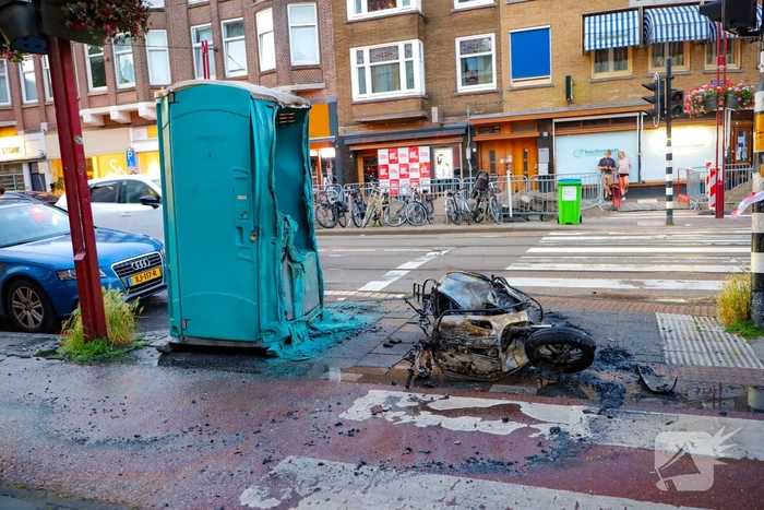 Scooter in brand met gedeeltelijke schade aan dixie toilet