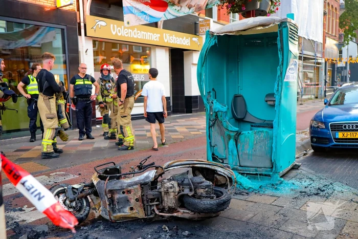 Scooter in brand met gedeeltelijke schade aan dixie toilet