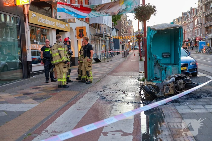Scooter in brand met gedeeltelijke schade aan dixie toilet