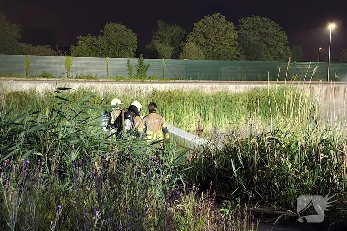 Brandweer bestrijdt brand in vaartuig