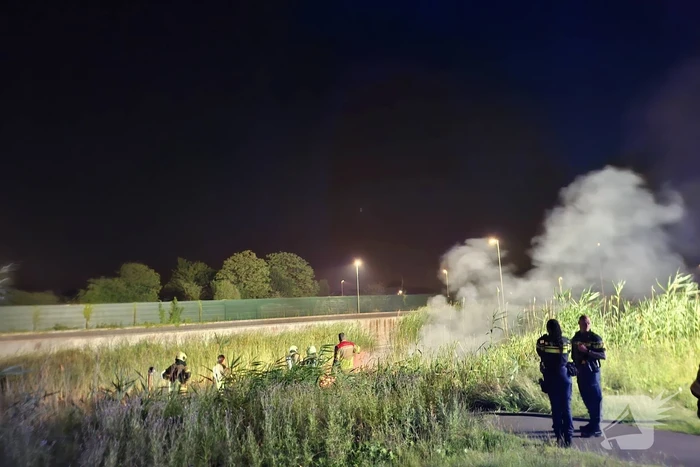Brandweer bestrijdt brand in vaartuig