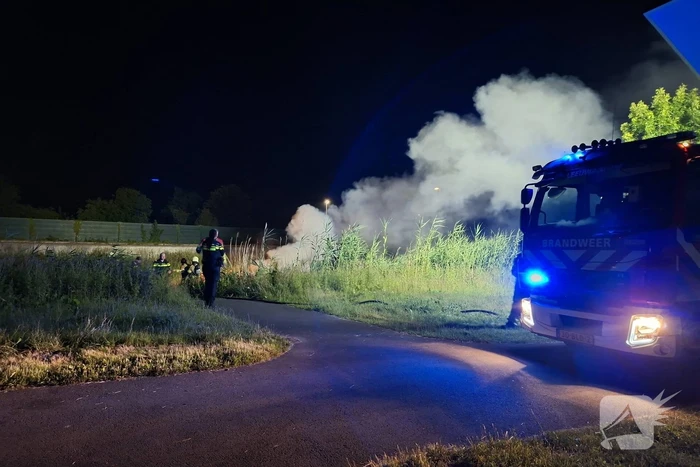 Brandweer bestrijdt brand in vaartuig