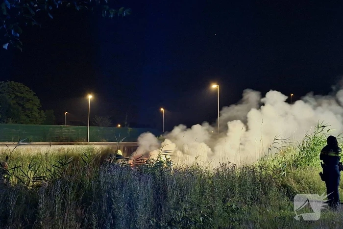 Brandweer bestrijdt brand in vaartuig