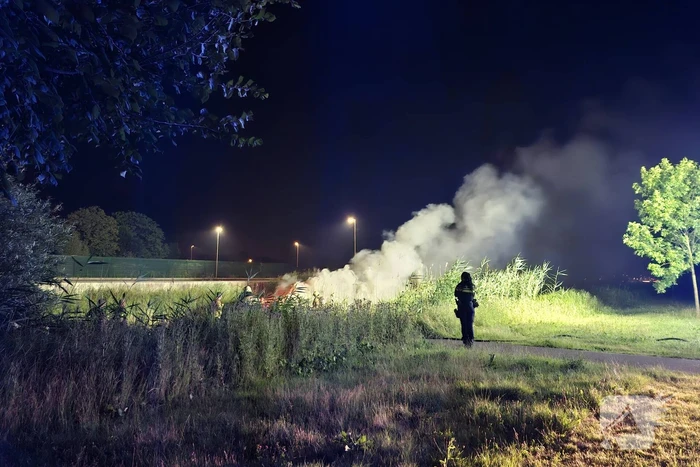 Brandweer bestrijdt brand in vaartuig