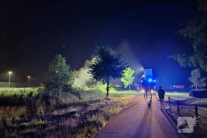 Brandweer bestrijdt brand in vaartuig