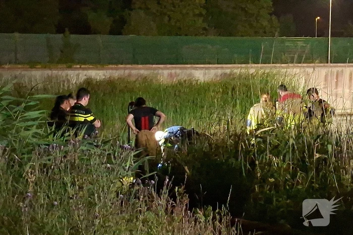Brandweer bestrijdt brand in vaartuig