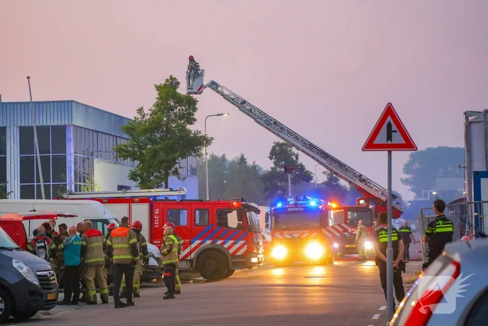 Grote brand in bedrijfspand vergt inzet brandweer