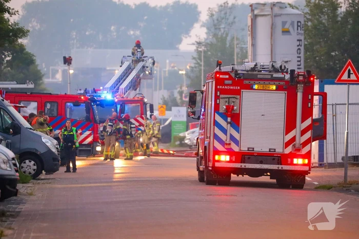 Grote brand in bedrijfspand vergt inzet brandweer