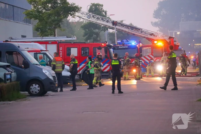 Grote brand in bedrijfspand vergt inzet brandweer