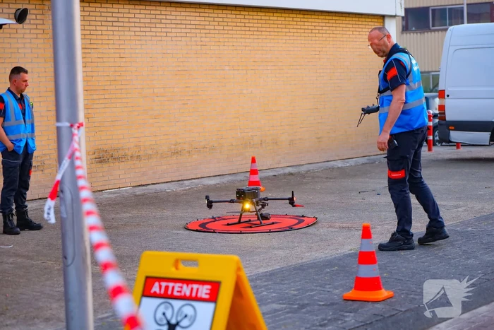 Grote brand in bedrijfspand vergt inzet brandweer