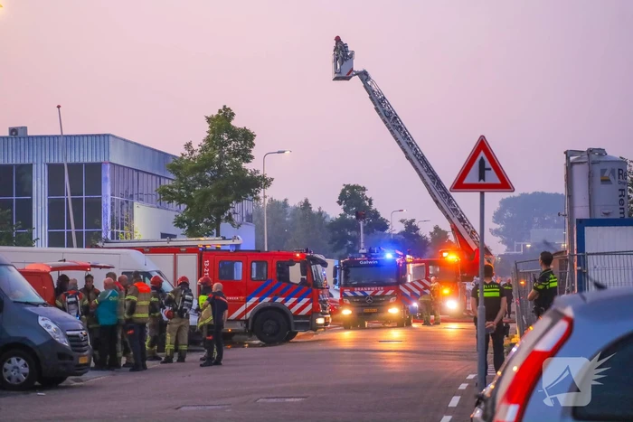 Grote brand in bedrijfspand vergt inzet brandweer