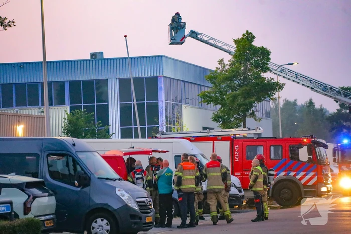 Grote brand in bedrijfspand vergt inzet brandweer