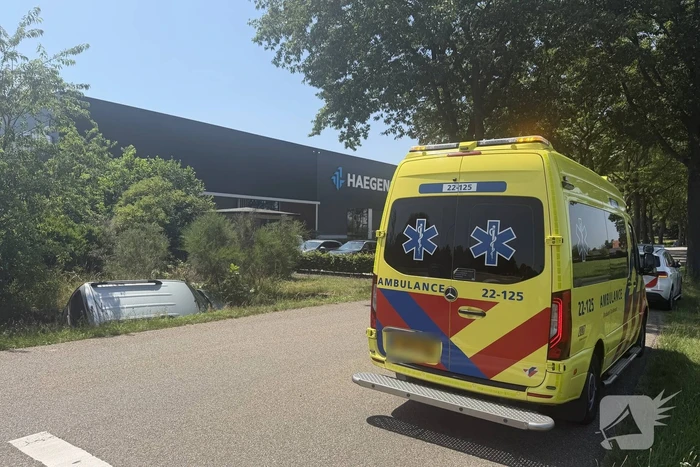 Oudere dame raakt van de weg en belandt in sloot