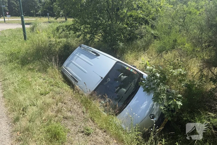 Oudere dame raakt van de weg en belandt in sloot
