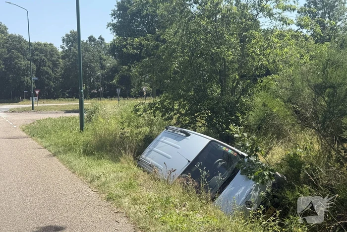 Oudere dame raakt van de weg en belandt in sloot