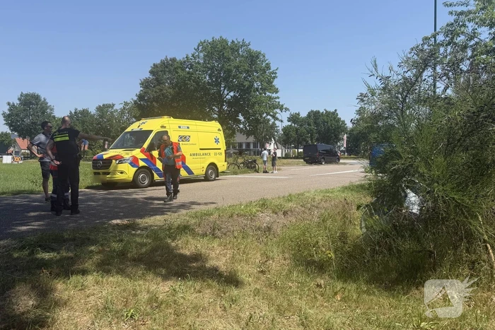 Oudere dame raakt van de weg en belandt in sloot