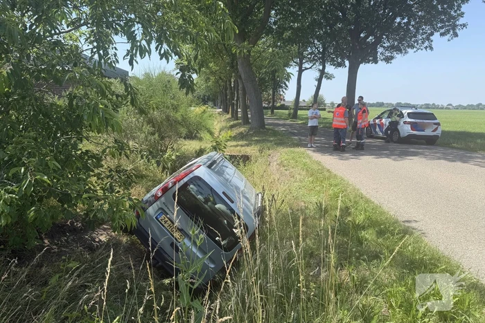 Oudere dame raakt van de weg en belandt in sloot