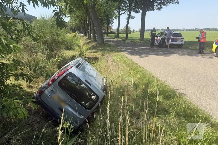 Oudere dame raakt van de weg en belandt in sloot