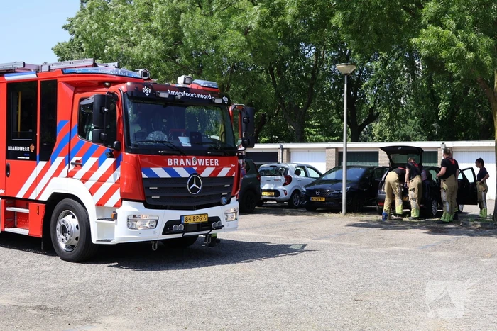 Brand gesticht bij auto, eigenaar dooft vuur