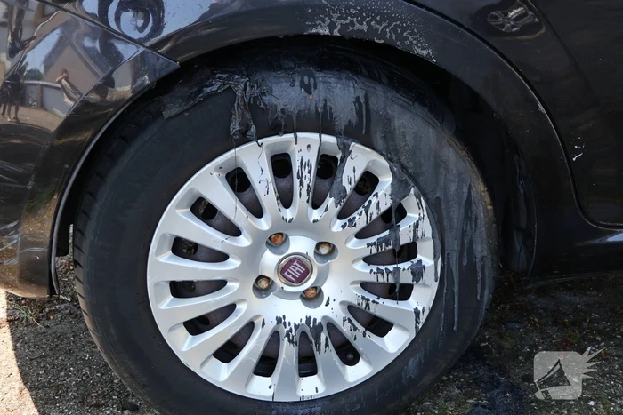 Brand gesticht bij auto, eigenaar dooft vuur
