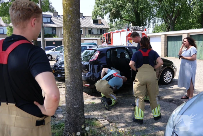 Brand gesticht bij auto, eigenaar dooft vuur