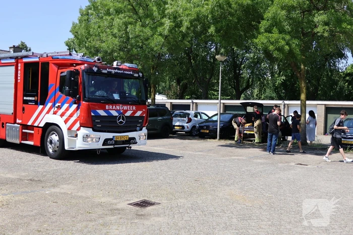 Brand gesticht bij auto, eigenaar dooft vuur