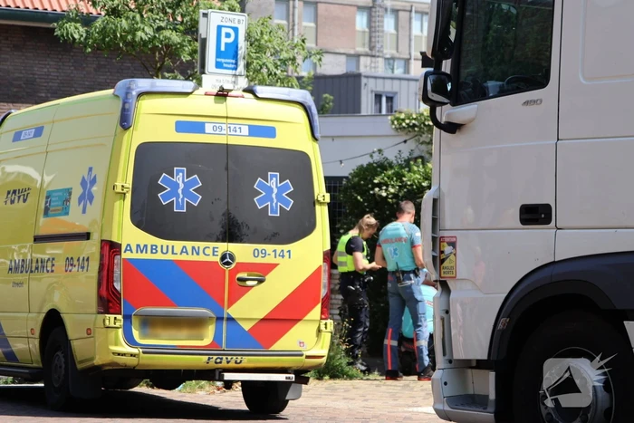 Vrouw met rollator aangereden door vrachtwagen