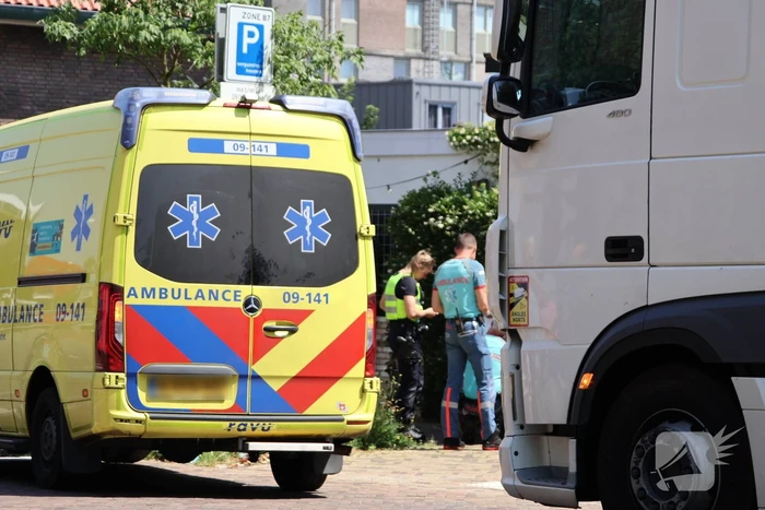 Vrouw met rollator aangereden door vrachtwagen