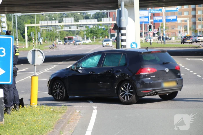 Aanrijding tussen busje en auto leidt tot aanzienlijke schade