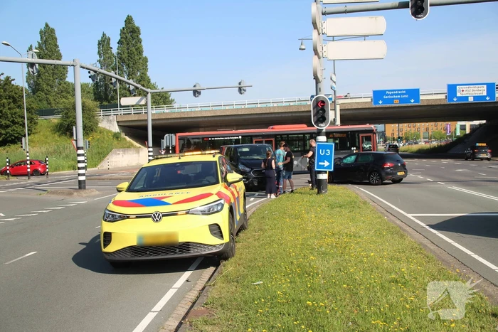 Aanrijding tussen busje en auto leidt tot aanzienlijke schade