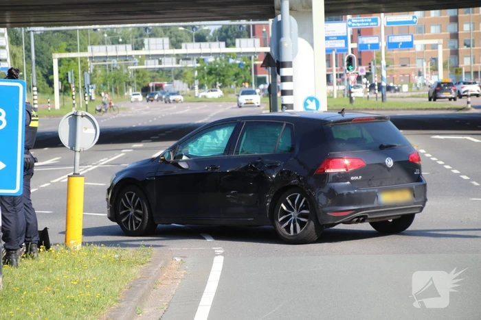 Aanrijding tussen busje en auto leidt tot aanzienlijke schade