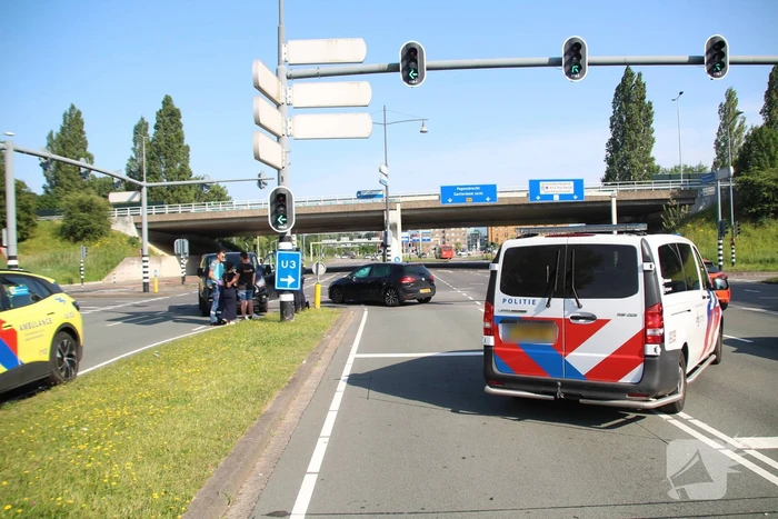 Aanrijding tussen busje en auto leidt tot aanzienlijke schade