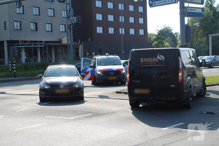 Aanrijding tussen busje en auto leidt tot aanzienlijke schade