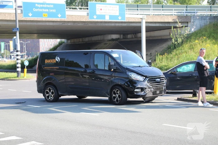 Aanrijding tussen busje en auto leidt tot aanzienlijke schade