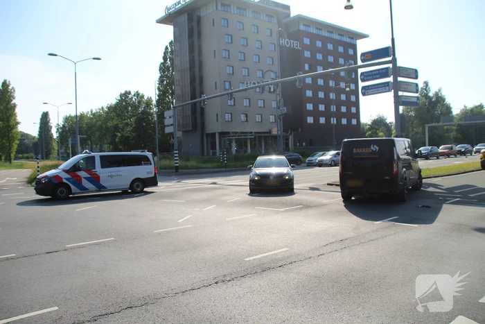 Aanrijding tussen busje en auto leidt tot aanzienlijke schade