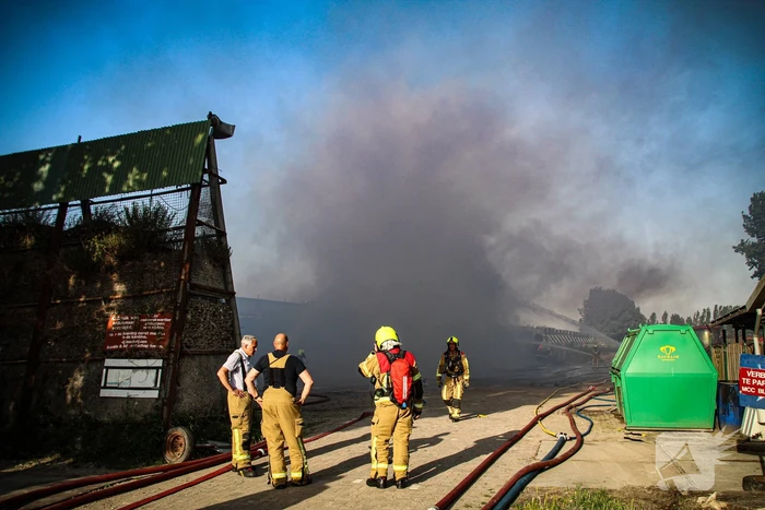 Enorme rookontwikkeling door zeer grote brand bij motorcross