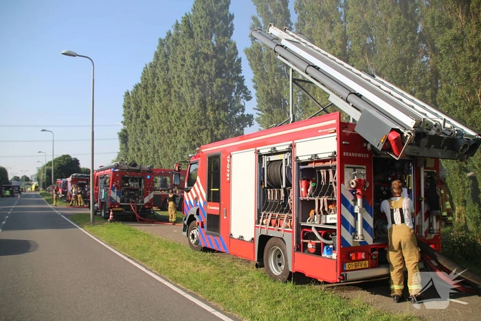 Enorme rookontwikkeling door zeer grote brand bij motorcross