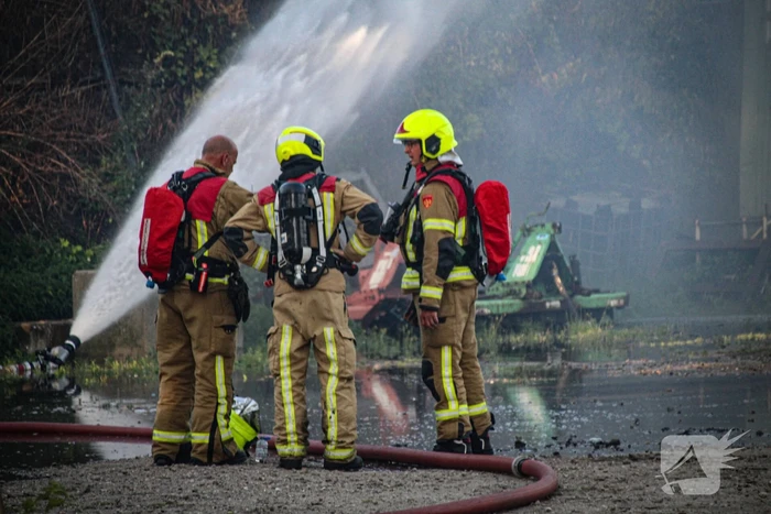 Enorme rookontwikkeling door zeer grote brand bij motorcross
